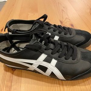 Onitsuka Tiger Mexico 66 men’s size 6 black and white, less than perfect